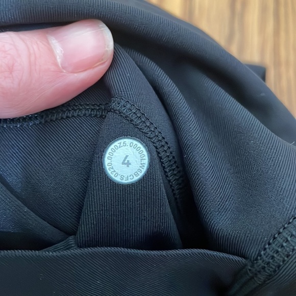 Lululemon Run Off Route Mid Rise Crop 21" Black size 4 running preppy gym - Picture 8 of 8